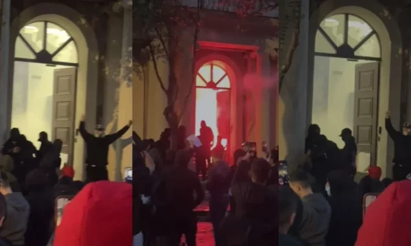 Studentët nuk tërhiqen  përshkallëzohet protesta  Digje  digje    të rinjtë hyjnë në Kryesinë e Kuvendit  ndezin zjarr