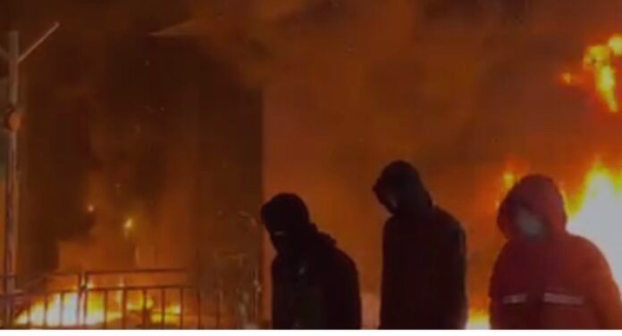 protestuesit-rrethojne-komisariatin-nr-2-ne-tirane-raportohet-se-i-kane-vene-flaken-godines
