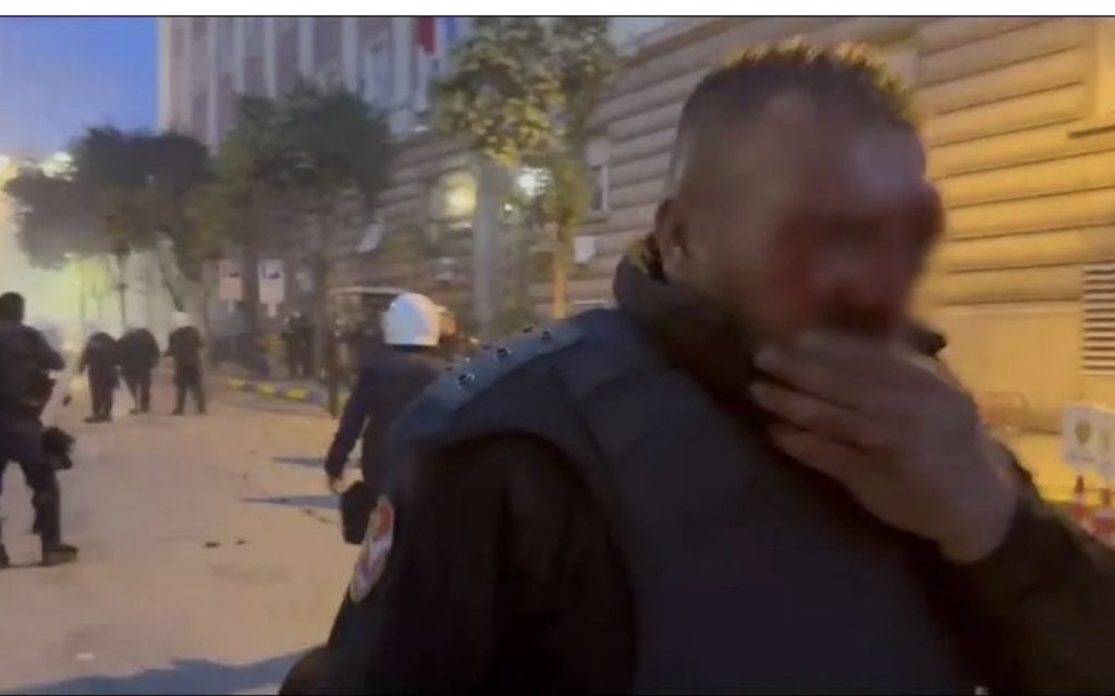 35-te-ndaluar-e-14-police-te-lenduar-nga-protesta-ne-tirane-policia-ben-thirrje-te-ndalet-dhuna