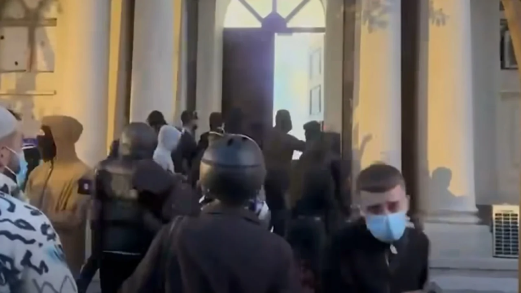 protesta-e-dhunshme-ne-tirane-reagon-kryetari-i-kuvendit-niko-peleshi-axhenda-politike-e-askujt-nuk-eshte-me-e-rendesishme-se-shqiperia