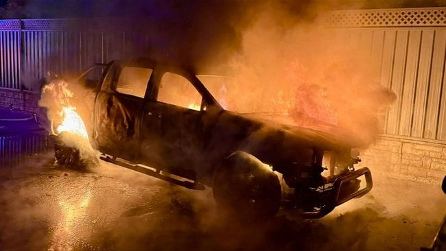 Flakët përpijnë një Mercedes në Shkup  dëmtohet edhe një veturë tjetër