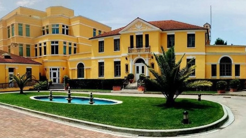 ambasada-amerikane-paralajmeron-qytetaret-e-saj-shmangni-demonstratat-ne-keto-qytete