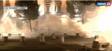 pershkallezohet-situata-te-rinjte-zmbrapsin-autobotin-e-ujit-dhe-ngrene-barrikada
