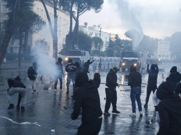 reuters-kryeministri-shqiptar-refuzon-te-jape-doreheqjen-revolta-e-studenteve-rritet-nuk-u-degjuan-per-me-shume-se-130-dite