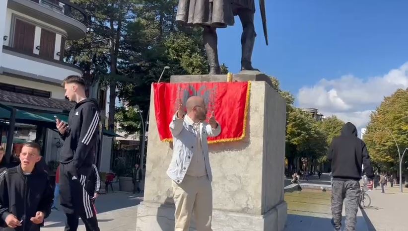 a-keni-gjak-shqiptari-avokati-ne-korce-shperthen-ndaj-qytetareve-o-legena-cohuni-nga-kafja-po-rrahin-femijet-tuaj