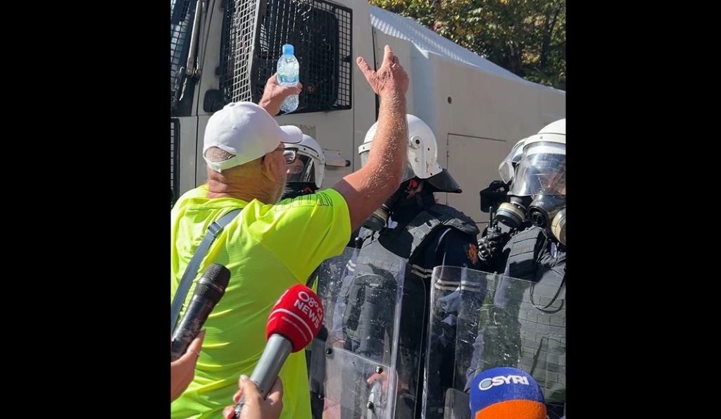 Qytetari në Tiranë përplaset me policët  Ju urrejnë të gjithë se po mbroni kriminelët