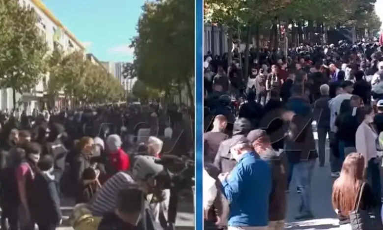 Tension te Ministria e Arsimit   Policia rrethon hyrjen e godinës  protestuesit mbeten të vendosur