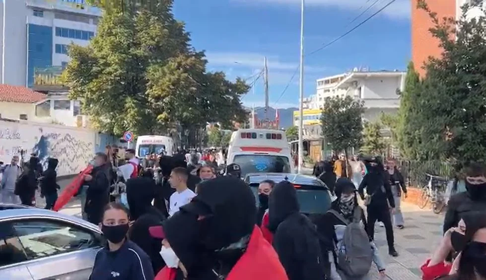 Tensionohet situata në Shkodër  protestuesit sulmojnë sërish selinë e PS