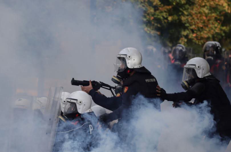 10 të arrestuar dhe 22 të proceduar në Tiranë  policia jep detaje  8 efektivë të lënduar