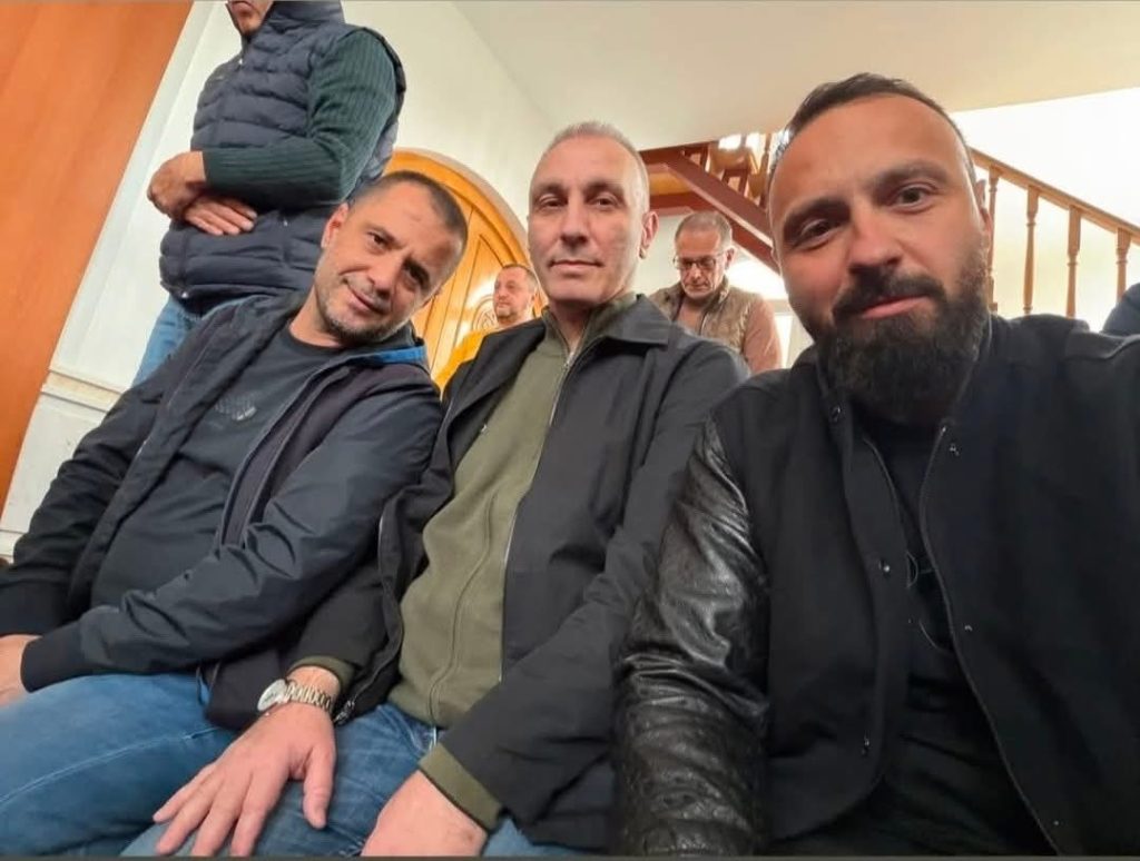 Artan Grubi shfaqet për herë të parë publikisht pas lirimit nga paraburgimi shtëpiak