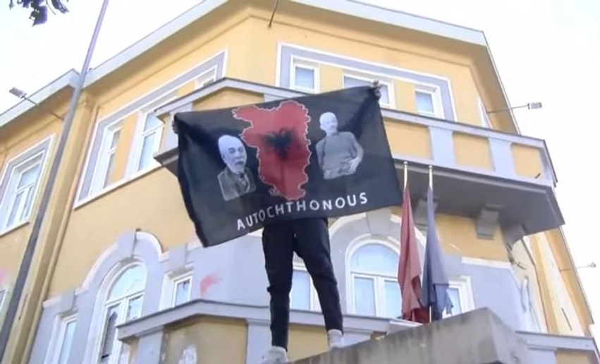 thirrje-patriotike-ne-shesh-me-kenge-kombetare-dhe-flamurin-autochthonous-te-rinjte-perballen-me-sistemin