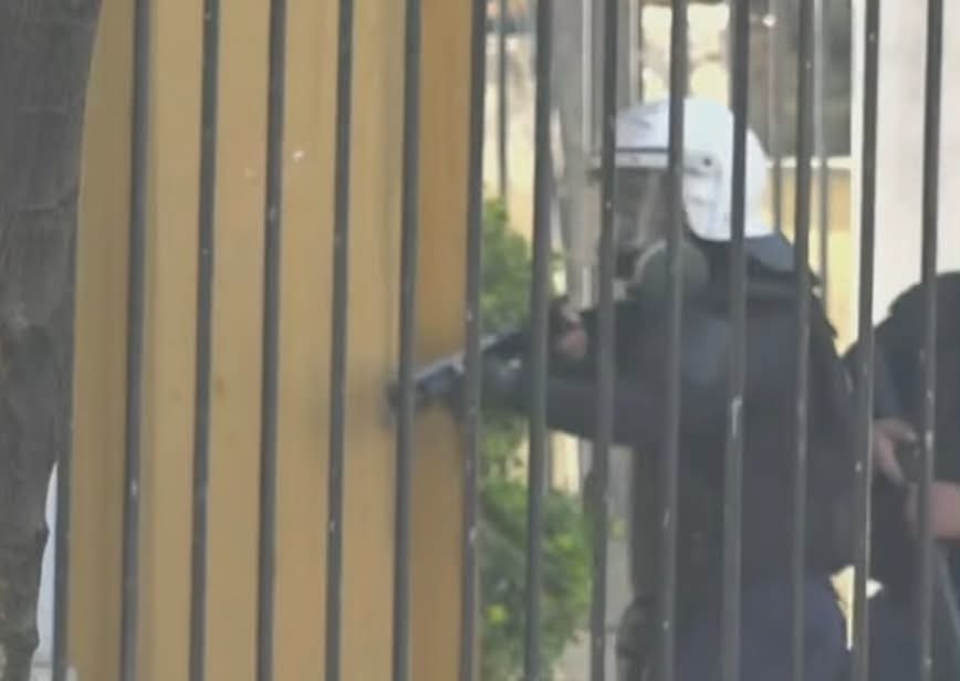 policia-qellon-me-plumba-gome-drejt-protestuesve