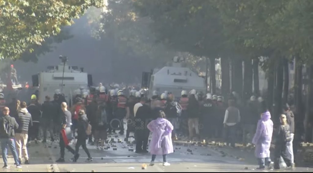 degradon-ne-lufte-policia-me-uje-gaz-lotsjelles-dhe-plumba-gome-protestuesit-me-gure-dhe-molotove