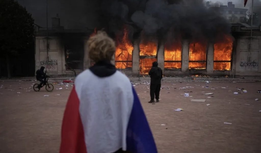 Franca vendos orë policore në disa zona  pas protestave të dhunshme