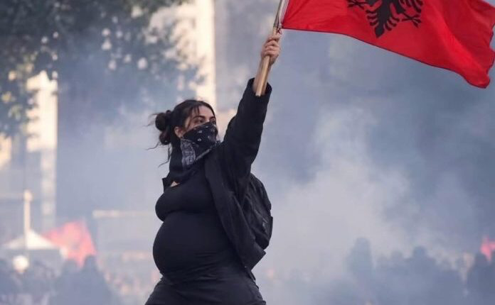 nje-grua-shtatzene-larteson-flamurin-kombetar-ne-mes-te-tymit-dhe-protestave-ne-tirane