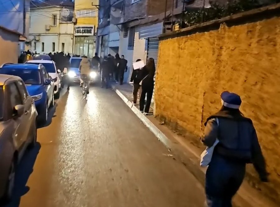 policia-nuk-i-ndahet-protestuesve-zonat-qe-blindohen-nga-forcat-speciale