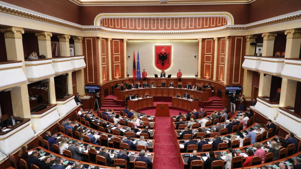 protestat-e-dhunshme-parlamenti-mblidhet-te-enjten-opozita-kerkon-interpelance-urgjente-me-ervin-demon