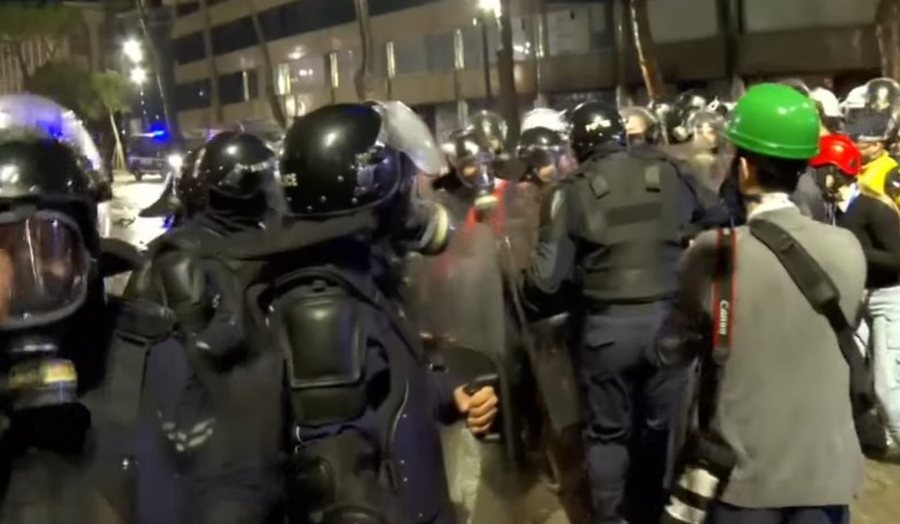 bulevardi-kthehet-ne-arene-perleshjesh-vajzat-perballen-fizikisht-me-policine-nisin-arrestimet
