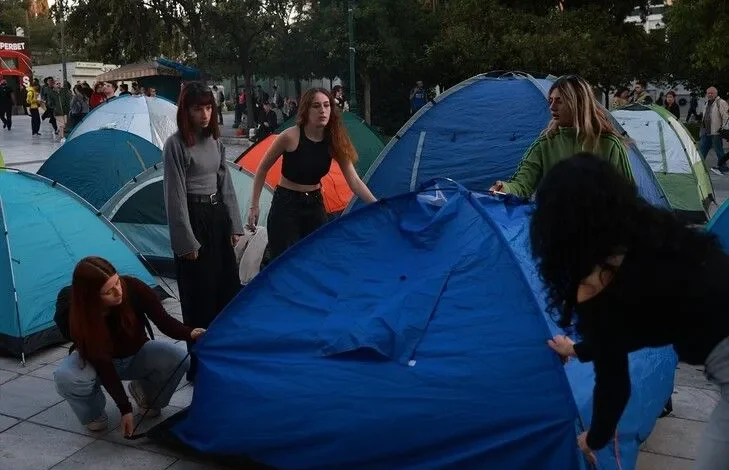 protesta-studentore-edhe-ne-greqi-vendosen-tenda-prane-parlamentit-per-te-protestuar-kunder-krizes-se-banimit