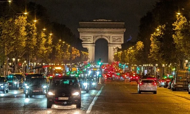 Parisi vendos orë policore për natën e tretë radhazi në pjesë të kryeqytetit