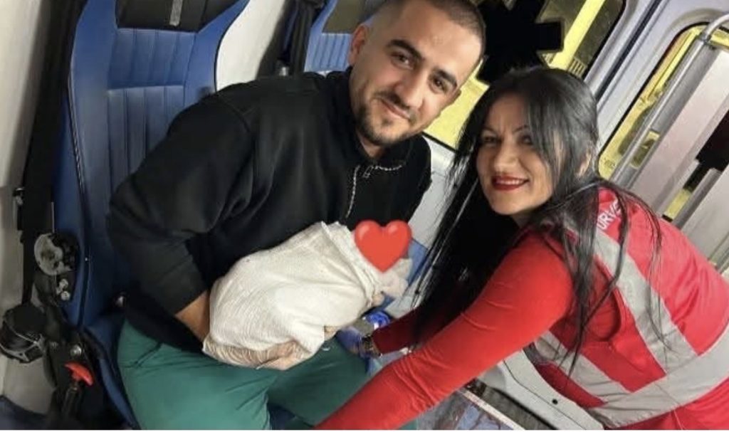 Një lindje e veçantë në autoambulancë  ekipi i Ndihmës së Shpejtë ndihmon në ardhjen në jetë të foshnjës