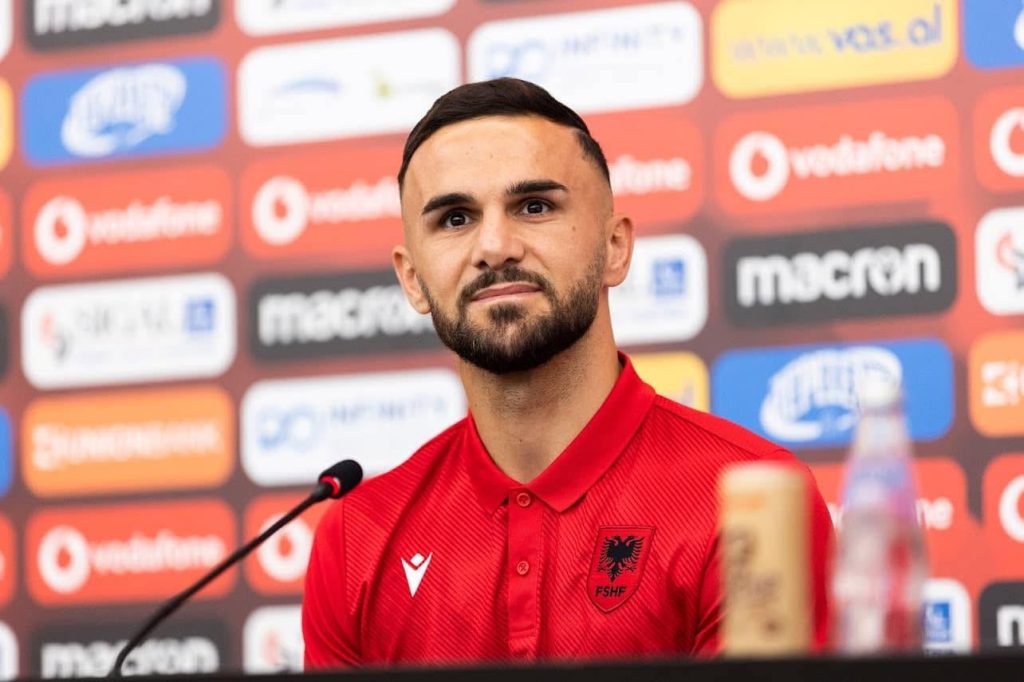 Armando Sadiku i jep fund karrierës si futbollist në moshën 35 vjeçare  zbulohet roli i ri i ish sulmuesit të Kombëtares