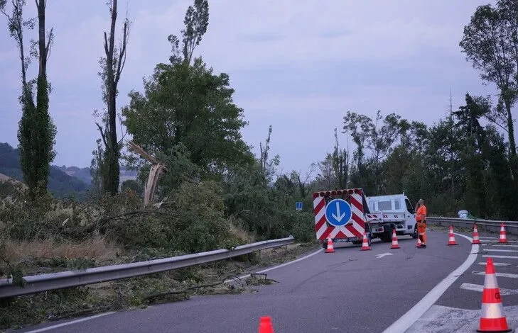Stuhia Austen lë mbi 160 mijë familje pa energji elektrike në Francë