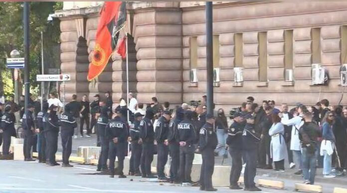 Përmbysën vazot dhe stolat prej betoni para Kryeministrisë  policia ndërhyn për largimin e studentëve
