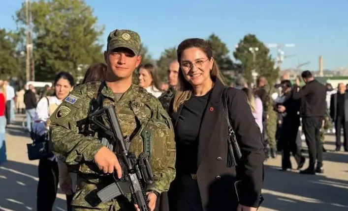 Nipi i Rexhep Selimit  mes 515 rekrutëve që u betuan si ushtarë të FSK së