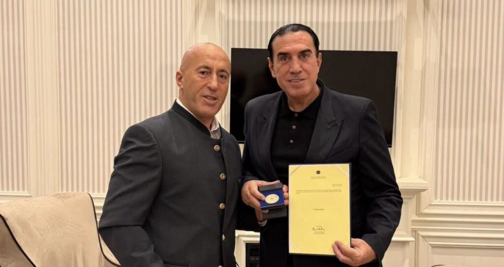ramush-haradinaj-nderon-enver-idrizin-me-medaljen-me-besim-ne-zot-atdhe-e-shtet