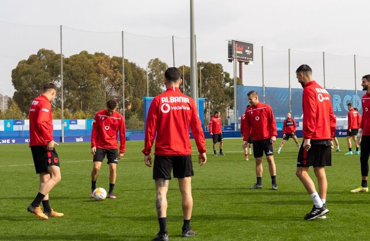 Shqipëria pranë një tjetër përforcimi në mbrojtje  Ish futbollisti i Kosovës pajiset me pasaportë shqiptare 