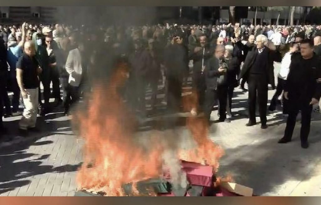 tensione-ne-protesten-para-kryeministrise-mbeshtetes-te-pd-djegin-uleset-e-rames