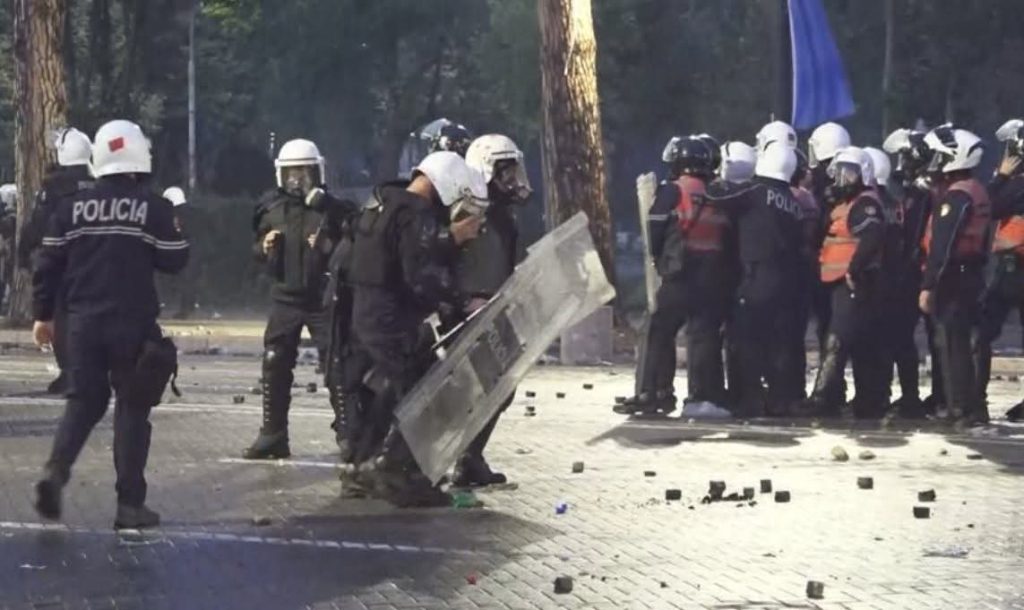 protestuesit-mblidhen-te-ministria-e-arsimit-thyhen-pllakat-e-trotuarit-nisin-tensionet-protestuesit-mblidhen-te-ministria-e-arsimit-thyhen-pllakat-e-trotuarit-nisin-tensionet