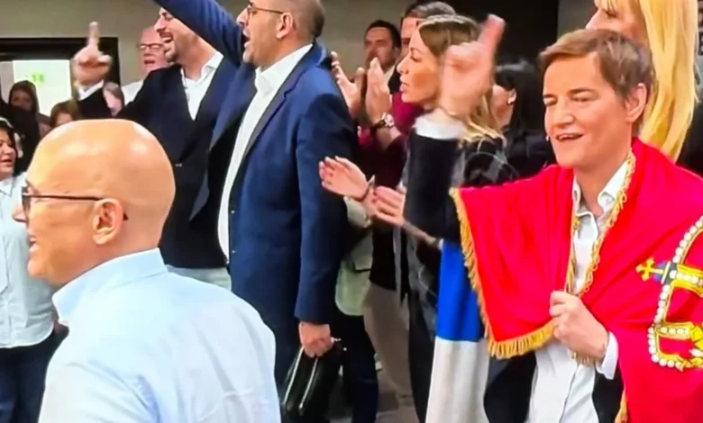 pas-humbjes-bashkepartiakeve-te-vuciqit-duket-se-nuk-u-mbeti-tjeter-vecse-te-kendojne-per-kriminelin-rakto-mlladiq