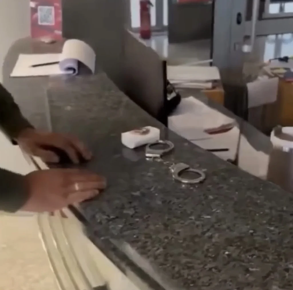 Qytetarët serb lanë pranga policie dhe sapun në recepsionin e RTS së në Beograd