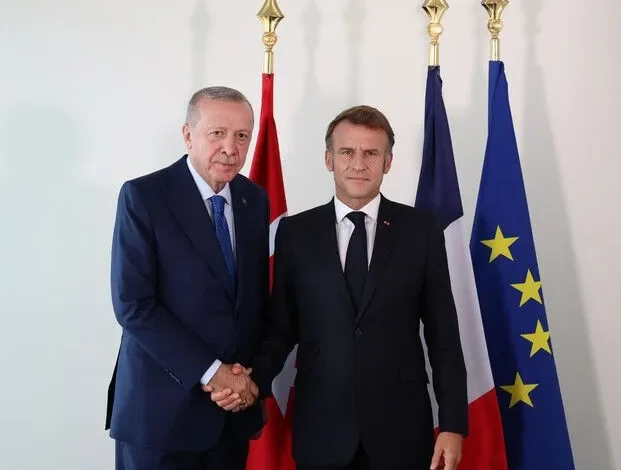 Erdogan dhe Macron diskutojnë marrëdhëniet dypalëshe dhe çështjet globale
