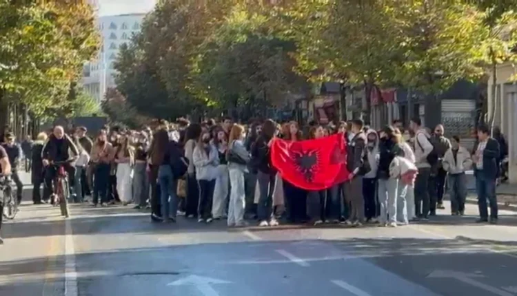 Dita e 16 të e protestës  Studentët marshojnë në kryeqytet   stacionohen  te Ministria e Arsimit