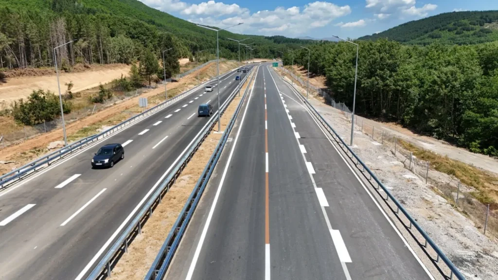 Nga sot vendoset regjim i përkohshëm i trafikut në autostradën Kërçovë Ohër  në segmentin Presekë Pesoçan
