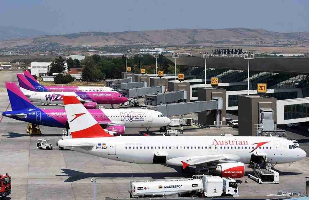 Mbi 3 6 milionë pasagjerë në aeroportet e Maqedonisë për më pak se dhjetë muaj
