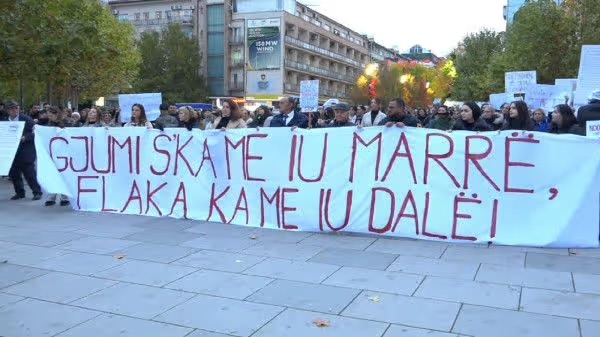 s-duam-suspendime-por-burgosje-protestuesit-kerkojne-doreheqjen-e-gervalles-svecles-dhe-muhaxherit