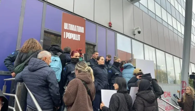 protestohet-edhe-sot-per-arlinden-shteti-do-te-jap-llogari