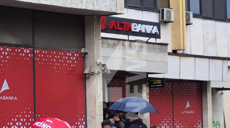 Qytetarët presin në radhë para Alta Bankës në Manastir për të tërhequr para