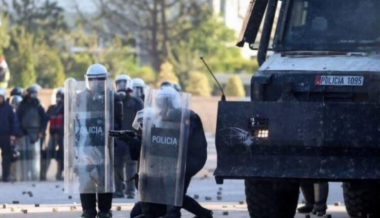 protesta-ne-tirane-blindohet-kryeministria-mbi-2-mije-police-ne-terren-drone-dhe-agjente-civile