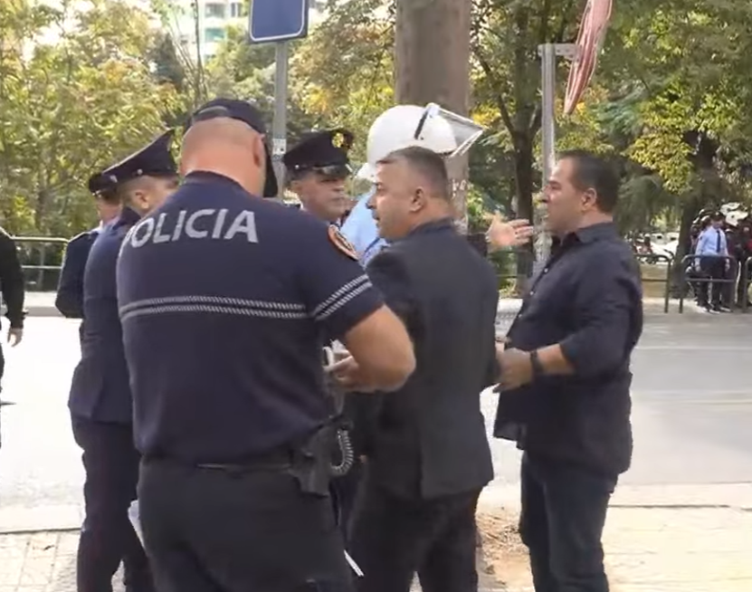 kaos-para-kuvendit-kryebashkiaku-malaj-perplaset-me-policine