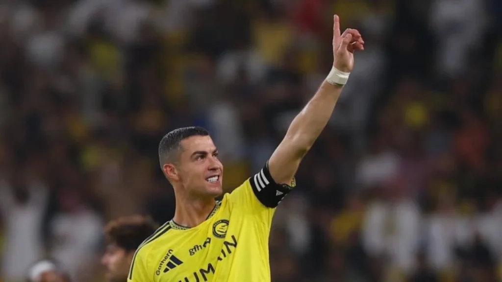 Rrezik në Riad  ndeshja shtyhet me një orë  por Ronaldo shënon sërish dhe i afrohet historisë