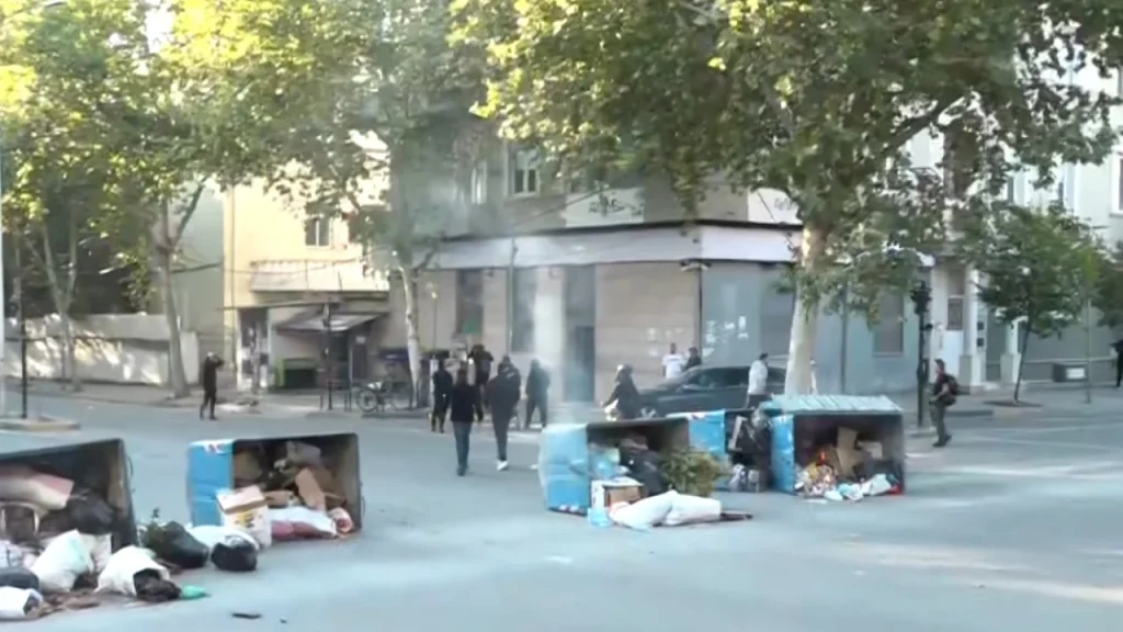 protestuesit-bllokojne-rruget-me-barrikada-hekuri-dhe-kazane-plehrash-ne-flake-autoboti-vijon-levizjen