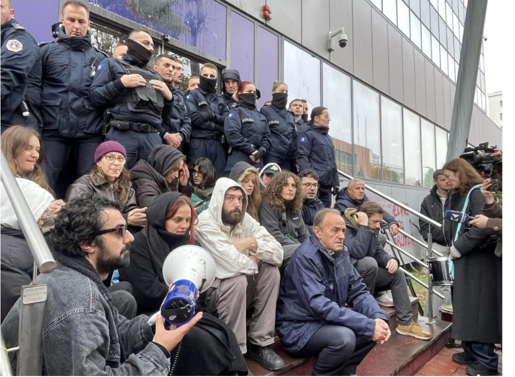 protestuesit-presin-para-qeverise-pergjigjen-per-kerkesat-pas-vrasjes-se-arlinda-zekajt