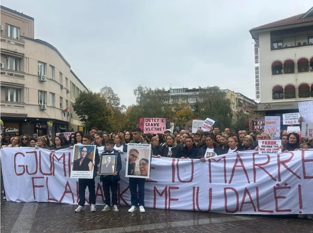 nis-protesta-ne-peje-arrijne-familjaret-e-arlinda-zekajt