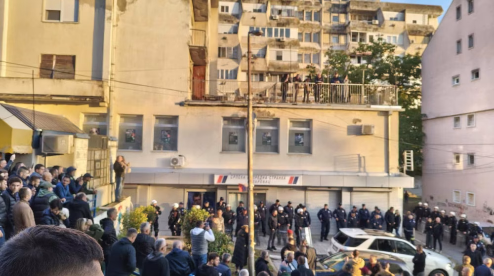 zgjedhjet-ne-serbi-gjendet-nje-fuoristrade-e-mbushur-me-shkopinj-bejsbolli-para-zyrave-te-sns-se-perplasje-mes-qytetareve