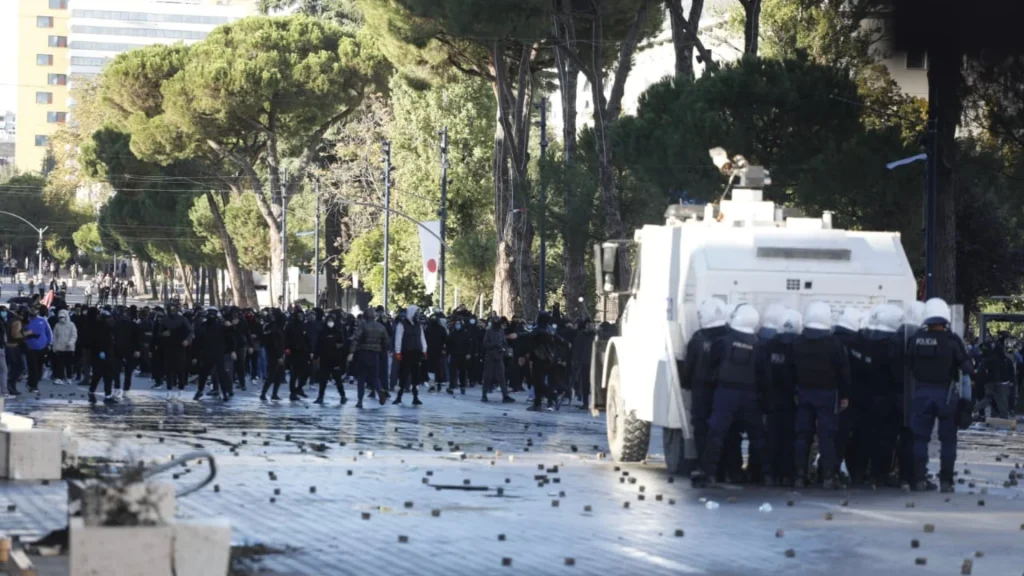 Dy aktivistë të LVV së nga Kosova shoqërohen në protestën në Tiranë  deklarata në polici  Jemi mbështetës të Vetëvendosje